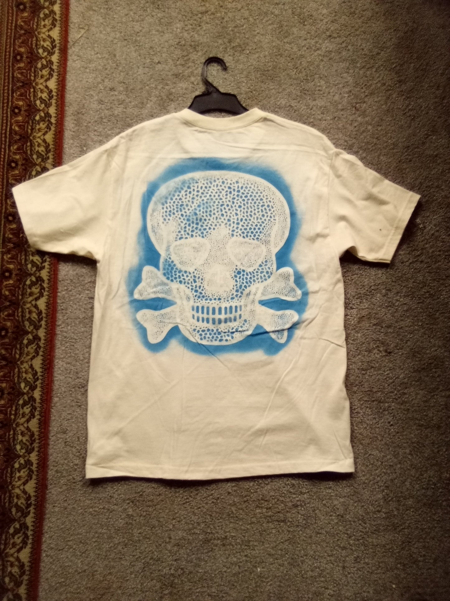 White short sleeve blue Crossbone XL tshirt