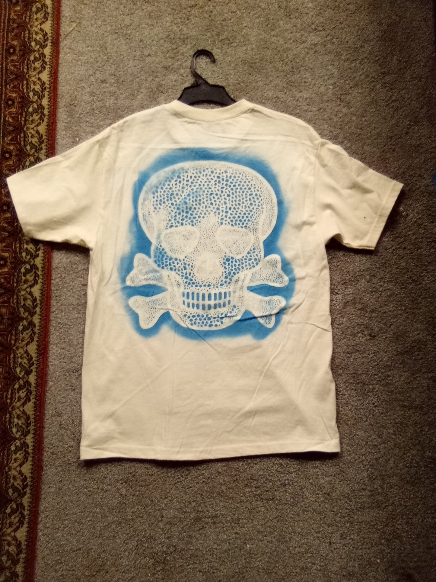 White short sleeve blue Crossbone XL tshirt