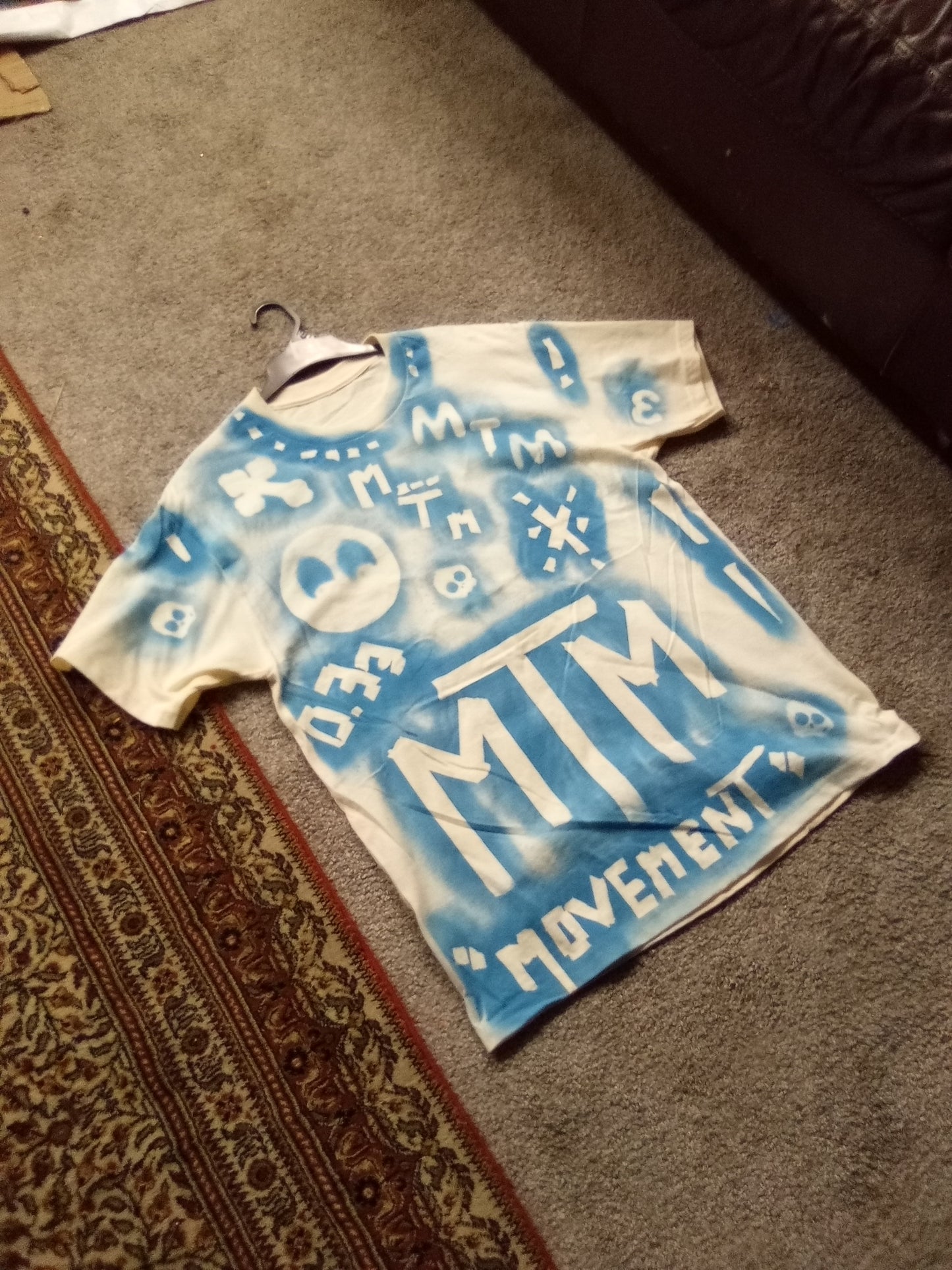 White short sleeve blue Crossbone XL tshirt
