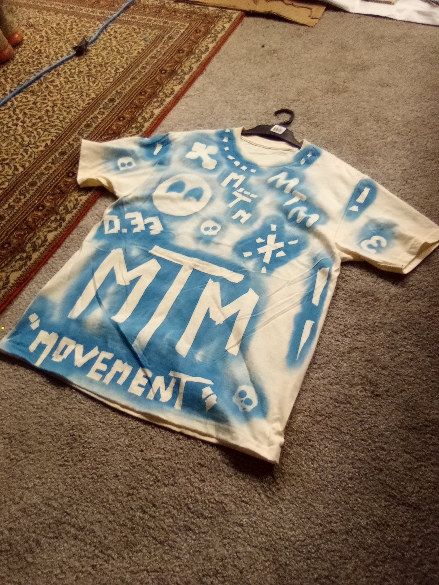 White short sleeve blue Crossbone XL tshirt